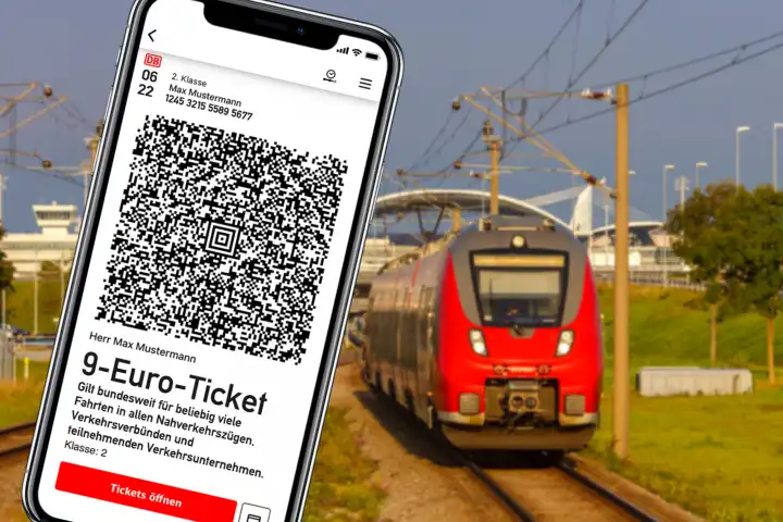 17. Mai 2022 9-Euro-Ticket 9 Euro Ticket auf Handy mit Regionalbahn Regionalzug Fotomontage in MÃ nchen, Deutschland.