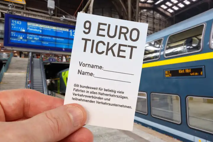 17. Mai 2022 9-Euro-Ticket 9 Euro Ticket mit Regionalbahn Regionalzug Fotomontage in Hamburg, Deutschland.