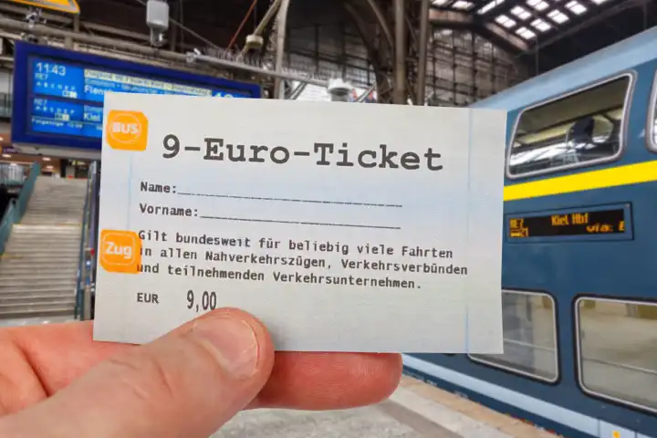 17. Mai 2022 9-Euro-Ticket 9 Euro Ticket mit Regionalbahn Regionalzug Fotomontage in Hamburg, Deutschland.