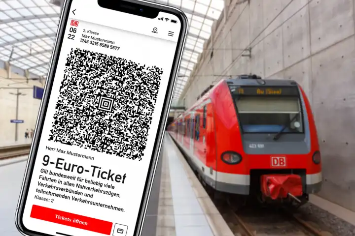 17. Mai 2022 9-Euro-Ticket 9 Euro Ticket auf Handy mit Regionalbahn Regionalzug Fotomontage in KÃ ln, Deutschland.