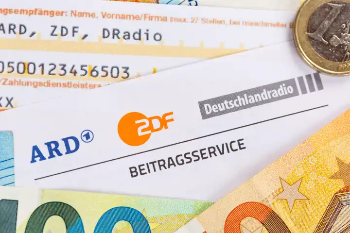 Stuttgart, Deutschland - 8. September 2022: Beitragsservice von ARD und ZDF Rundfunkgebühr Rundfunkbeitrag GEZ mit Geld in Stuttgart, Deutschland.
