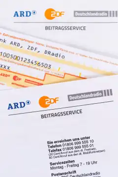 Stuttgart, Deutschland - 8. September 2022: Beitragsservice von ARD und ZDF Rundfunkgebühr Rundfunkbeitrag GEZ mit Überweisungsschein Hochformat in Stuttgart, Deutschland.