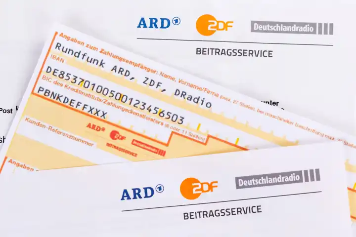 Stuttgart, Deutschland - 8. September 2022: Beitragsservice von ARD und ZDF Rundfunkgebühr Rundfunkbeitrag GEZ mit Überweisungsschein in Stuttgart, Deutschland.