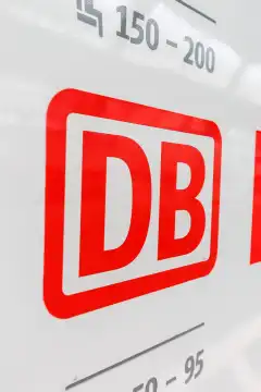 Karlsruhe, Deutschland - 30. Juni 2021: DB Deutsche Bahn Logo Zeichen an einem InterCity IC Zug Hochformat im Hauptbahnhof Karlsruhe, Deutschland.