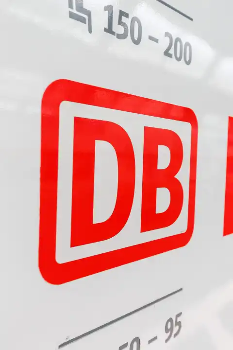 Karlsruhe, Deutschland - 30. Juni 2021: DB Deutsche Bahn Logo Zeichen an einem InterCity IC Zug Hochformat im Hauptbahnhof Karlsruhe, Deutschland.