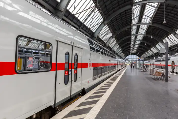 Karlsruhe, Deutschland - 30. Juni 2021: InterCity IC Zug vom Typ Twindexx Vario von Bombardier der DB Deutsche Bahn im Hauptbahnhof Karlsruhe, Deutschland.