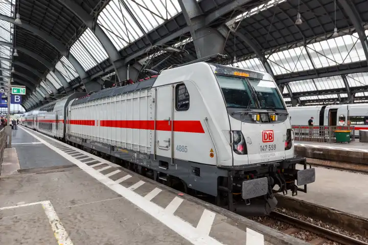 Karlsruhe, Deutschland - 30. Juni 2021: InterCity IC Zug vom Typ Twindexx Vario von Bombardier der DB Deutsche Bahn im Hauptbahnhof Karlsruhe, Deutschland.