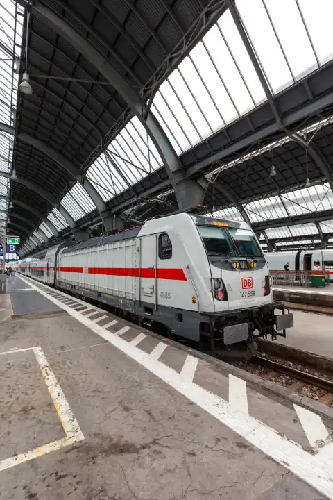 Karlsruhe, Deutschland - 30. Juni 2021: InterCity IC Zug vom Typ Twindexx Vario von Bombardier der DB Deutsche Bahn Hochformat im Hauptbahnhof Karlsruhe, Deutschland.