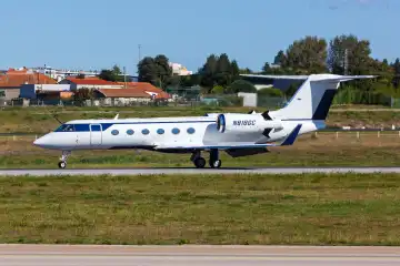Porto, Portugal - 21. September 2021: Ein Gulfstream G450 Flugzeug mit dem Kennzeichen N818GC auf dem Flughafen Porto (OPO) in Portugal.