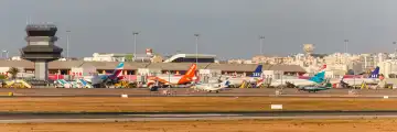 Faro, Portugal - 25. September 2021: Flugzeuge auf dem Flughafen Faro (FAO) in Portugal.