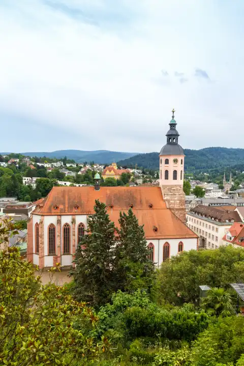 Baden-Baden, Deutschland - 30. Juni 2022: Blick auf Stadt Baden-Baden im Schwarzwald mit Kirche Hochformat in Baden-Baden, Deutschland.