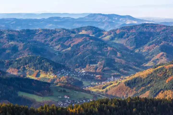 Seebach, Deutschland - 29. Oktober 2021: Schwarzwald Berge Landschaft Natur im Herbst in Seebach, Deutschland.
