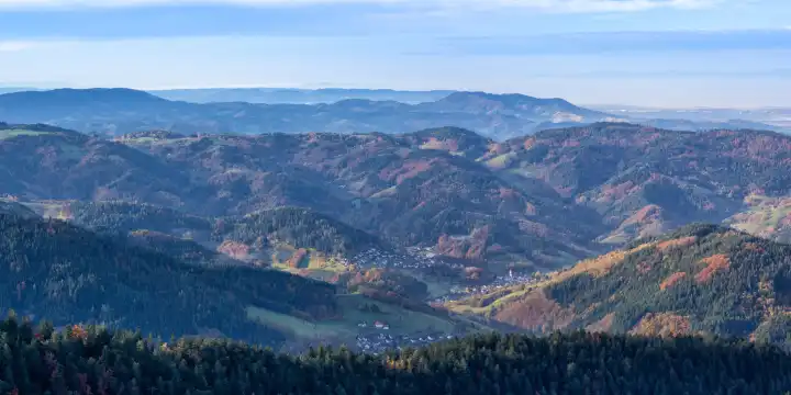 Seebach, Deutschland - 29. Oktober 2021: Schwarzwald Berge Landschaft Natur im Herbst Panorama in Seebach, Deutschland.
