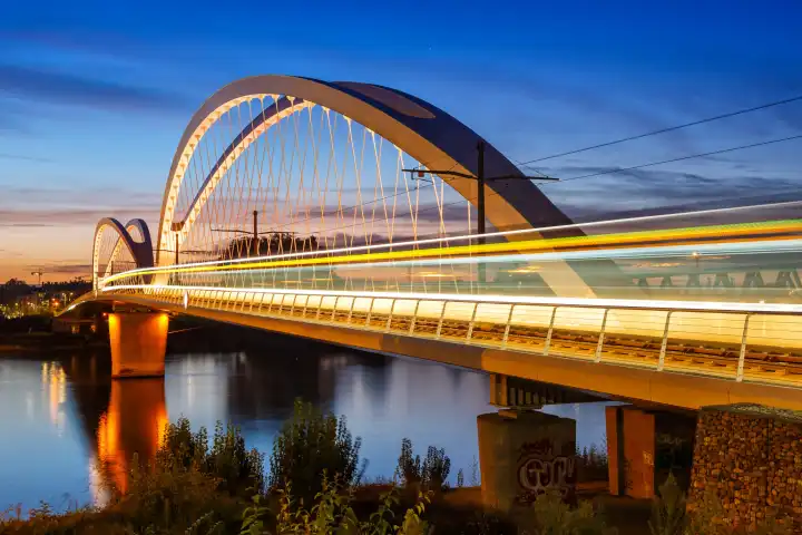 Kehl, Deutschland - 29. Oktober 2021: Beatus Rhenanus Brücke für Straßenbahn über Fluss Rhein in Kehl, Deutschland.