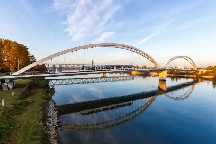 Strasbourg, Frankreich - 29. Oktober 2021: Beatus Rhenanus Brücke für Straßenbahn über Fluss Rhein in Straßburg, Frankreich.