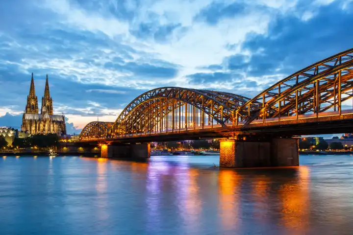 Köln, Deutschland - 3. August 2021: Kölner Dom Skyline und Hohenzollernbrücke mit Fluss Rhein in Deutschland bei Nacht in Köln, Deutschland.