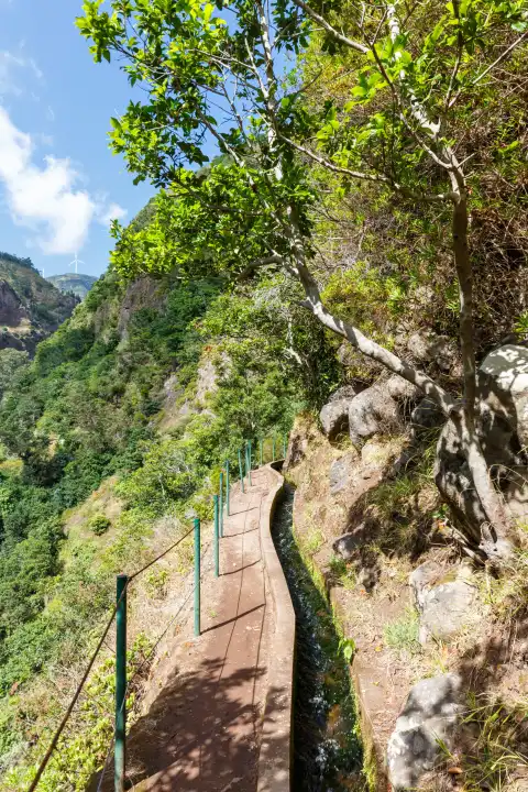 Madeira, Portugal - 14. September 2022: Wanderweg entlang der Levada Nova Hochformat Wanderung wandern auf der Insel Madeira, Portugal.