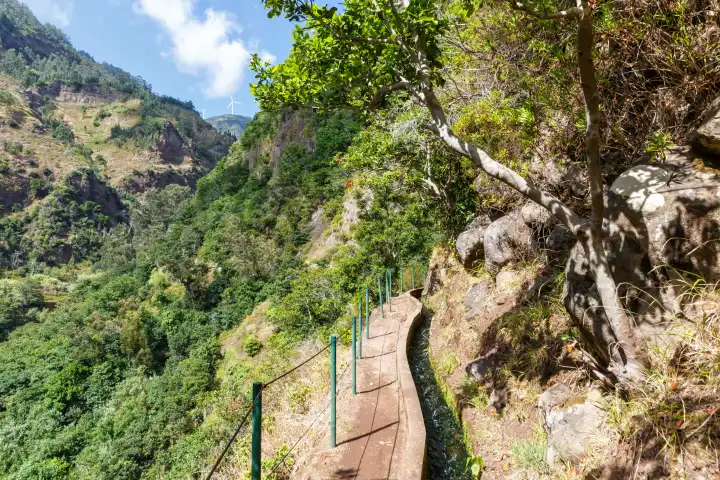 Madeira, Portugal - 14. September 2022: Wanderweg entlang der Levada Nova Wanderung wandern auf der Insel Madeira, Portugal.