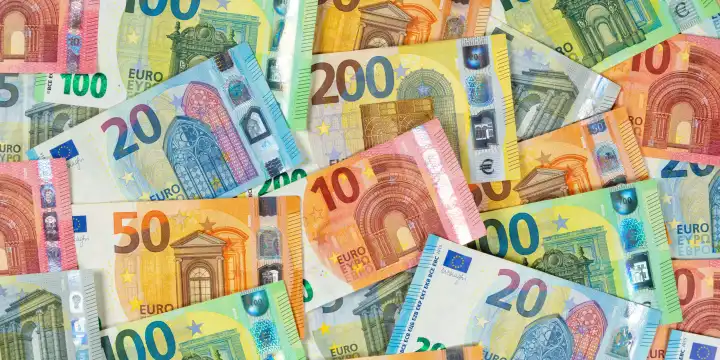 Stuttgart, Deutschland - 27. Januar 2023: Euro Geldscheine Geld sparen Finanzen Hintergrund zahlen bezahlen Banknoten Banner in Stuttgart, Deutschland.
