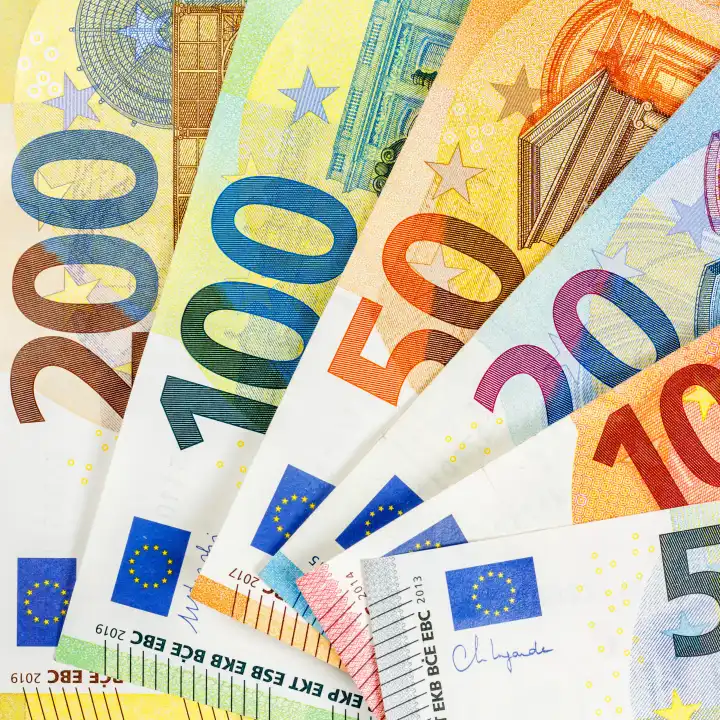 Stuttgart, Deutschland - 23. Januar 2023: Euro Geldscheine Geld sparen Finanzen Hintergrund quadratisch zahlen bezahlen Banknoten in Stuttgart, Deutschland.