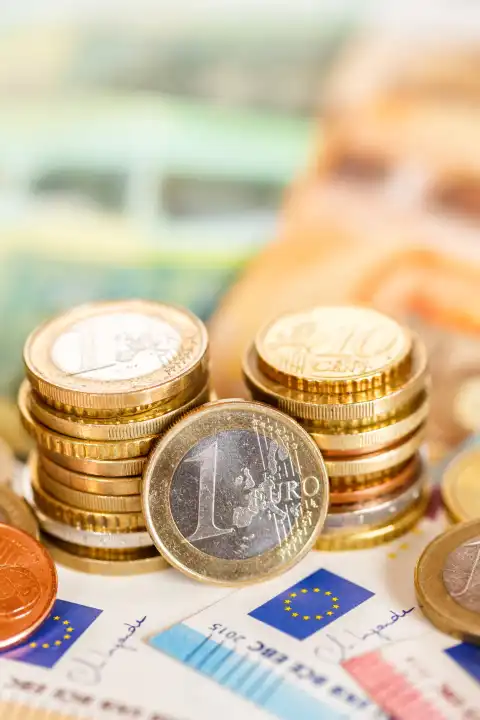 Stuttgart, Deutschland - 27. Januar 2023: Euro Münzen und Geldscheine Geld sparen Finanzen zahlen bezahlen Banknoten Hochformat in Stuttgart, Deutschland.