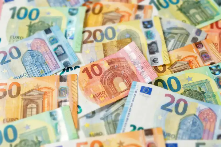 Stuttgart, Deutschland - 27. Januar 2023: Euro Geldscheine Geld sparen Finanzen Hintergrund zahlen bezahlen Banknoten in Stuttgart, Deutschland.