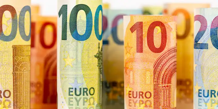 Stuttgart, Deutschland - 25. Februar 2023: Euro Geldscheine Geld sparen Finanzen Hintergrund zahlen bezahlen Banknoten Banner in Stuttgart, Deutschland.