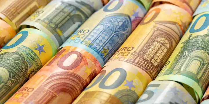 Stuttgart, Deutschland - 25. Februar 2023: Euro Geldscheine Geld sparen Finanzen Hintergrund zahlen bezahlen Banknoten Banner in Stuttgart, Deutschland.