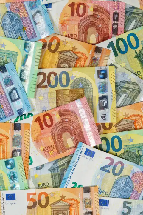 Stuttgart, Deutschland - 27. Januar 2023: Euro Geldscheine Geld sparen Finanzen Hintergrund zahlen bezahlen Banknoten Hochformat in Stuttgart, Deutschland.