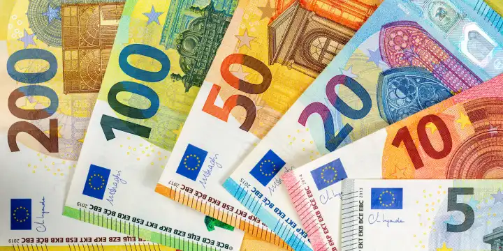 Stuttgart, Deutschland - 23. Januar 2023: Euro Geldscheine Geld sparen Finanzen Hintergrund Banner zahlen bezahlen Banknoten in Stuttgart, Deutschland.