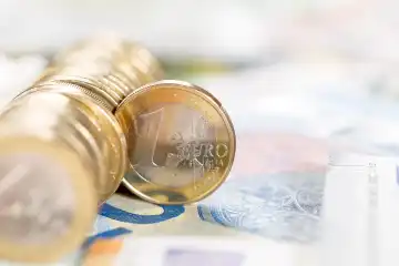 Stuttgart, Deutschland - 24. Februar 2023: Ein Euro Münze Geld sparen Finanzen zahlen bezahlen mit Textfreiraum in Stuttgart, Deutschland.