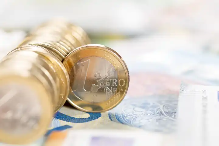 Stuttgart, Deutschland - 24. Februar 2023: Ein Euro Münze Geld sparen Finanzen zahlen bezahlen mit Textfreiraum in Stuttgart, Deutschland.