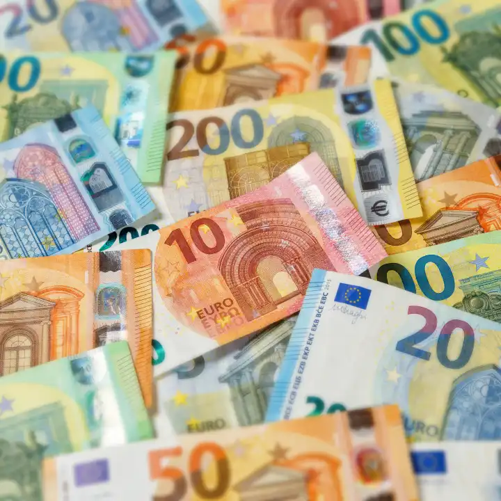 Stuttgart, Deutschland - 27. Januar 2023: Euro Geldscheine Geld sparen Finanzen Hintergrund zahlen bezahlen Banknoten quadratisch in Stuttgart, Deutschland.