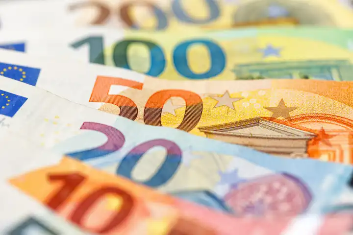 Stuttgart, Deutschland - 24. Januar 2023: Euro Geldscheine Geld sparen Finanzen Hintergrund zahlen bezahlen Banknoten in Stuttgart, Deutschland.