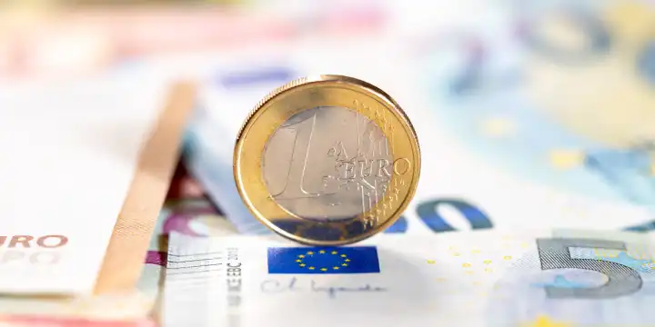Stuttgart, Deutschland - 25. Februar 2023: Ein Euro Münze Geld sparen Finanzen zahlen bezahlen Banner mit Textfreiraum in Stuttgart, Deutschland.