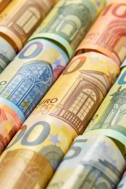 Stuttgart, Deutschland - 25. Februar 2023: Euro Geldscheine Geld sparen Finanzen Hintergrund zahlen bezahlen Banknoten Hochformat in Stuttgart, Deutschland.