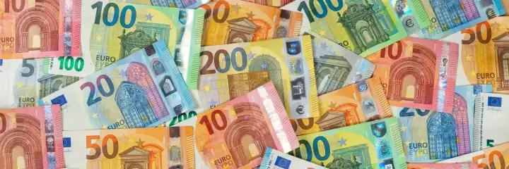 Stuttgart, Deutschland - 27. Januar 2023: Euro Geldscheine Geld sparen Finanzen Hintergrund zahlen bezahlen Banknoten Panorama in Stuttgart, Deutschland.