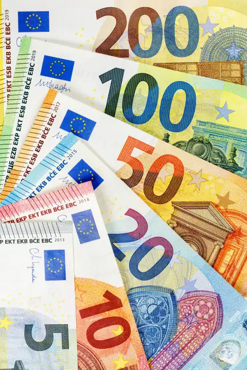 Stuttgart, Deutschland - 23. Januar 2023: Euro Geldscheine Geld sparen Finanzen Hintergrund Hochformat zahlen bezahlen Banknoten in Stuttgart, Deutschland.