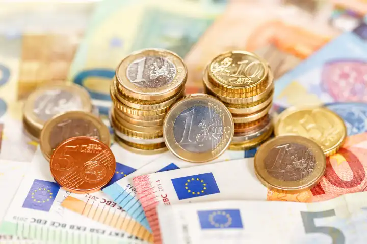 Stuttgart, Deutschland - 27. Januar 2023: Euro Münzen und Geldscheine Geld sparen Finanzen zahlen bezahlen Banknoten in Stuttgart, Deutschland.
