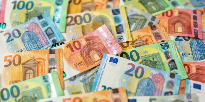 Stuttgart, Deutschland - 27. Januar 2023: Euro Geldscheine Geld sparen Finanzen Hintergrund Banner zahlen bezahlen Banknoten in Stuttgart, Deutschland.