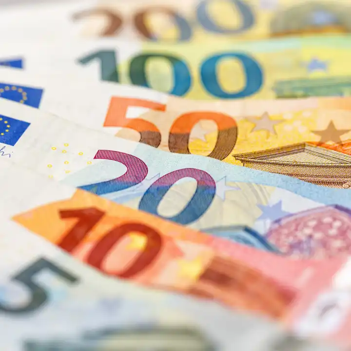 Stuttgart, Deutschland - 24. Januar 2023: Euro Geldscheine Geld sparen Finanzen Hintergrund zahlen bezahlen Banknoten quadratisch in Stuttgart, Deutschland.
