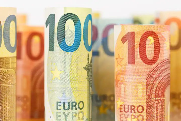 Stuttgart, Deutschland - 25. Februar 2023: Euro Geldscheine Geld sparen Finanzen Hintergrund zahlen bezahlen Banknoten in Stuttgart, Deutschland.