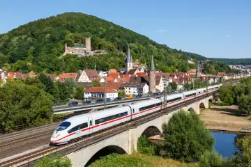 Gemünden am Main, Deutschland - 3. August 2022: ICE 3 Hochgeschwindigkeitszug Zug der Deutsche Bahn DB in Gemünden am Main, Deutschland.