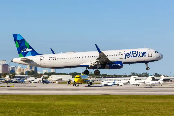 Fort Lauderdale, USA - 14. November 2022: Ein Airbus A321 Flugzeug der jetBlue Airways mit dem Kennzeichen N986JB auf dem Flughafen Fort Lauderdale (FLL) in den USA.