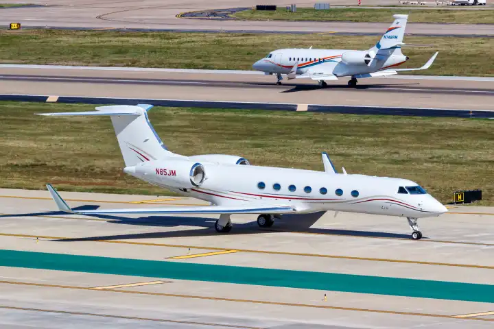 Dallas, USA - 12. November 2022: Gulfstream und Dassault Falcon Privatjets Flugzeuge auf dem Flughafen Dallas Love Field (DAL) in den USA.