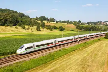Uhingen, Deutschland - 21. Juli 2021: ICE 4 Zug der DB Deutsche Bahn auf der Filstalbahn in Uhingen, Deutschland.