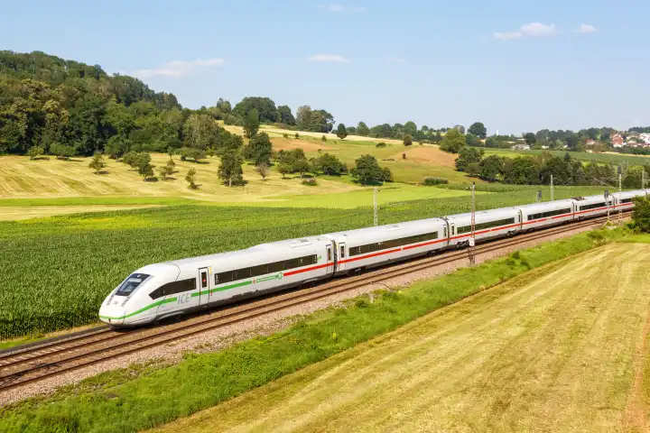 Uhingen, Deutschland - 21. Juli 2021: ICE 4 Zug der DB Deutsche Bahn auf der Filstalbahn in Uhingen, Deutschland.
