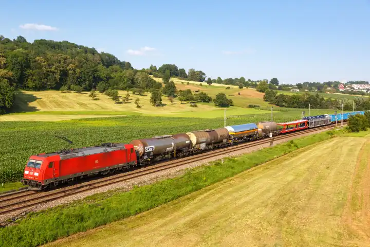 Uhingen, Deutschland - 21. Juli 2021: Güterzug Zug der DB Deutsche Bahn auf der Filstalbahn in Uhingen, Deutschland.