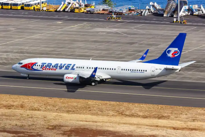 Funchal, Portugal - 16. September 2022: Ein Boeing 737-900ER Flugzeug der Travel Service mit dem Kennzeichen OK-TSI auf dem Flughafen Funchal (FNC) in Portugal.