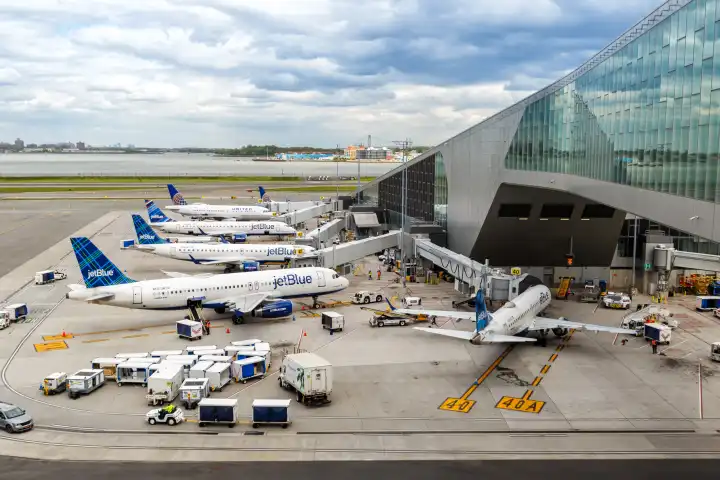 New York, USA - 1. Mai 2023: JetBlue Flugzeuge am Terminal B des Flughafen New York LaGuardia Airport (LGA) in New York, USA.